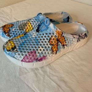 Butterfly Water shoe clogs.  Size 6.  **NEW**